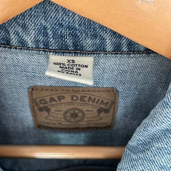 Gap Denim Cropped Jean Jacket - Picture 2 of 4